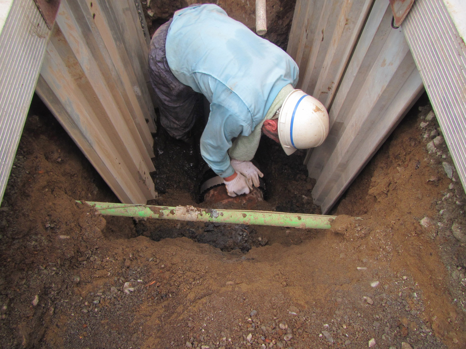 VHC-Rで塩ビ管と陶管を接続している様子